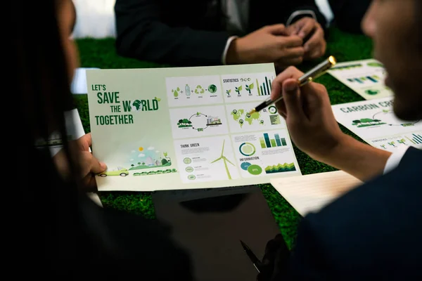 Różnorodna Grupa Przedsiębiorców Planująca Marketing Biznesowy Odpowiedzialnością Ekologię Efektywna Praca — Zdjęcie stockowe