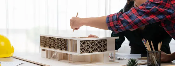 Chytrý Tým Architektů Setkává Diskuzí Materiálu Modelu Domu Mladý Profesionální — Stock fotografie