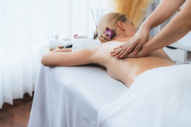 Kafkasyalı kadın müşteri stres önleyici spa masajının keyfini çıkarıyor ve lüks otel ya da oteldeki gündüz açık ortam güzellik salonunda güzellik teniyle eğleniyor. Sessiz.