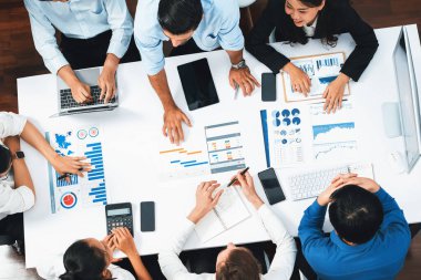 Üst görünüm proje yöneticisi proje yönetimi yazılımı kullanarak ekip ile iletişim kurar ve işbirliği yapar, proje görevinin ilerlemesini izler ve toplantı masasında program planı yapar. Tedbirli