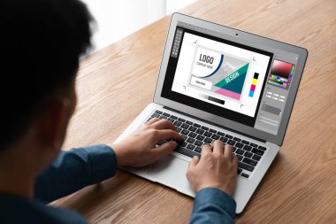 Web sayfasının modern tasarımı ve bilgisayar ekranında gösterilen ticari reklamlar için grafiksel tasarımcı yazılımı