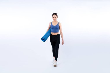 Spor kıyafetleriyle spor minderiyle genç ve çekici Asyalı kadın portresi. Sağlıklı egzersiz ve rutin yaşam tarzı konsepti. Stüdyo çekimi izole edildi. Kuvvetli
