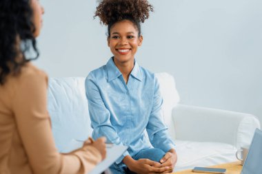 Mutlu hasta ve psikolog klinikte olumlu duygularla ruh sağlığı sohbeti yaparken, aynı zamanda yurtiçi ofisteki psikologlara başarılı bir iş ve yaşam sunuyor.