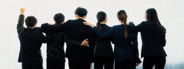 Ofis çalışanlarının panoramik afişi, arkadaşlık duruşu, başarılı takım çalışması ve iş istihdamı, İK işe alım konseptini simgeliyor. Kurnaz.