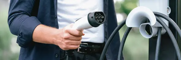 Uomo Ricarica Batteria Auto Elettriche Durante Viaggio Strada Viaggio Auto — Foto Stock