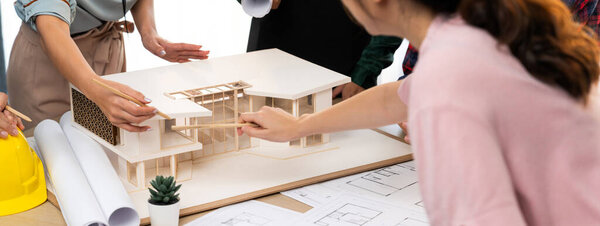 Análisis Del Equipo Arquitectos Lluvia Ideas Sobre Construcción Casas Mesa — Foto de Stock