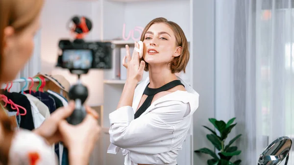 Mulher Influenciador Atirar Transmissão Vivo Vlog Revisão Vídeo Maquiagem Mídia — Fotografia de Stock