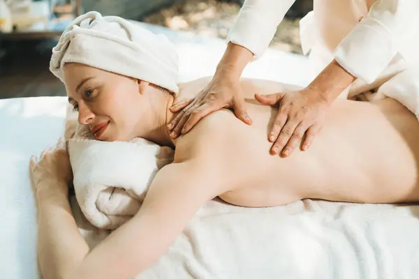 Bella Giovane Donna Trova Sul Letto Spa Durante Avere Massaggio — Foto Stock