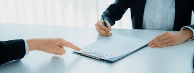 Şirket avukatının ya da hukuk bürosundaki avukat servisinin yardımıyla balyayla ilgili sözleşme imzalama belgesi. İşletme yatırımı ve yasal işlemlerin tamamlanması. Kurnaz.