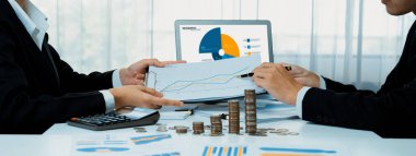 İş zekası analisti dizüstü bilgisayardaki BI yazılımını kullanarak finansal veri göstergesini ve büyüme destesini analiz ederek iş teknolojisini sembolize ediyor. Panorama 'da yatırım kararı. Kurnaz.