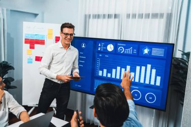 Ofiste sunum ya da analist ekibiyle toplantı odasında mali verileri analiz etmek için BI Fintech 'i kullanmak. İş adamları stratejik planlama için TV ekranında BI gösterge panelini inceliyor.