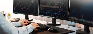 Menkul kıymetler borsası yatırımcısı karlı ticaret için dinamik finansal veri grafiğini izliyor. Borsa alım-satım şirketine ait verileri analiz eden analitik düşünen bir işadamı ya da aracı. Önde.