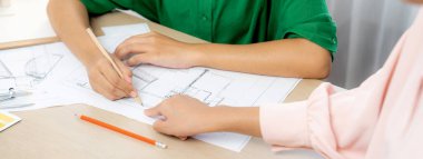 Proje yöneticisi tavsiyesinden ev modeli, renk paleti ve mimari ekipmanlarla birlikte profesyonel mimar taslağı. Yaratıcı tasarım konsepti. Eline odaklan. - Yakın çekim. Değiştirilmiş.