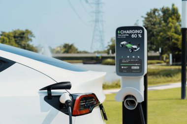 Elektrik aracı ya da EV araba şarj bataryası elektrik şebekesine bağlı elektrik santrali elektrik endüstrisi çevre dostu araç kullanımı için. Yararlı