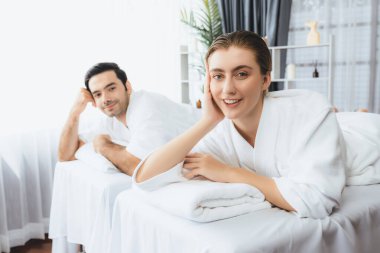 Kafkas çift müşterisi stres önleyici spa masajının keyfini çıkarıyor ve lüks otel veya oteldeki gündüz açık hava ortamında güzellik teniyle eğleniyor. Sessiz.