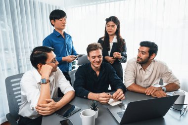 Bir grup farklı ofis çalışanı şirket ofis odasında stratejik iş pazarlama planlamasında birlikte çalışıyor. İş yeri konseptinde pozitif takım çalışması. Tedbirli