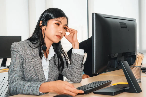 Biznesmeni Noszący Słuchawki Czują Się Nieszczęśliwi Pracując Biurze Upadek Negatywnej — Zdjęcie stockowe