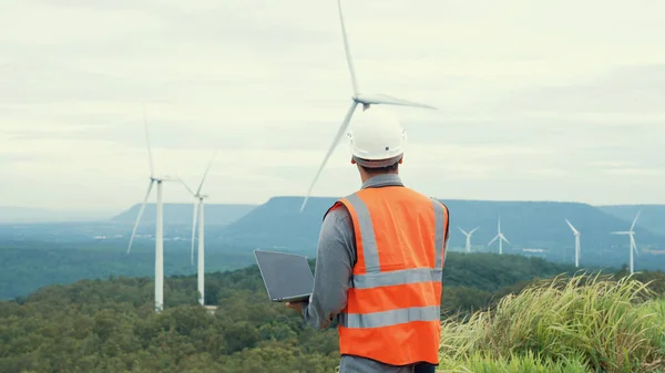 Engineer Working Wind Farm Atop Hill Mountain Rural Progressive Ideal — Stock Photo, Image