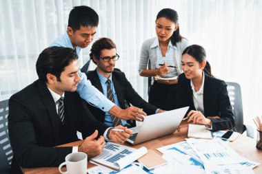 Ofis masasındaki finansal veri raporlarını analiz eden çeşitli bir grup iş analisti. Stratejik pazarlama planlaması için iş zekası analizi çizelgesi ve grafiği.