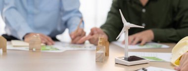 Yeşil iş toplantısı yenilenebilir enerjiyi temsil ediyordu. Yetenekli iş adamları masadaki yeşil iş yatırımlarını çevre belgeleriyle tartışıyor. - Yakın çekim. Eline odaklan. Tanımlama.