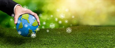 Dünya 'yı çevreci ikon tasarımı ile tutan iş adamı, dünya ekosistemini net sıfır teknolojisi ve ESG uygulaması ile korumaya yönelik iş dünyasının bağlılığını sembolize ediyor. Panorama Güvenliği