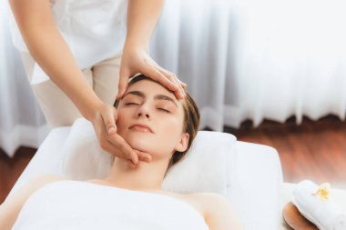 Kafkasyalı kadın stres önleyici kafa masajından ve lüks tatil beldesi ya da otel spa salonundaki modern ışık ortamında yüz güzelliği eğlencelerini şımartmaktan hoşlanıyor. Sessiz.