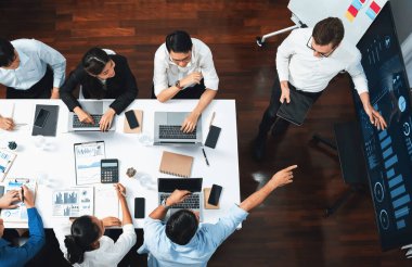 Ofiste sunum ya da analist ekibiyle toplantı odasında mali verileri analiz etmek için BI Fintech 'i kullanmak. İş adamları stratejik planlama için TV ekranında BI gösterge panelini inceliyor.