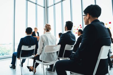 Bir grup iş adamı seminer konferansında toplanıyor. Seyirciler, çalışanların eğitim seanslarındaki eğitmenleri dinliyor. Uzman konuşmacı ile ofis çalışanları toplantısı. Jivy