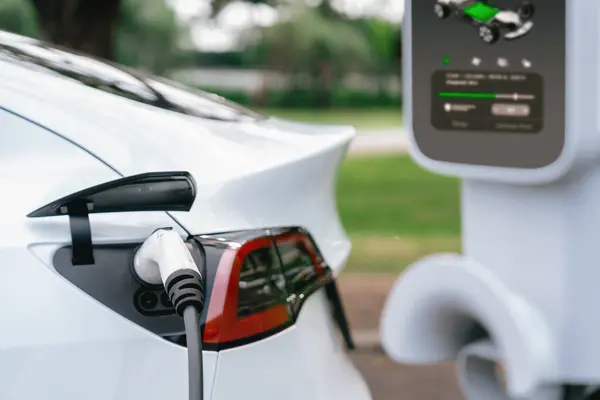 Електричний Транспортний Засіб Заряджає Батареї Від Зарядки Відкритому Повітрі Зеленому — стокове фото