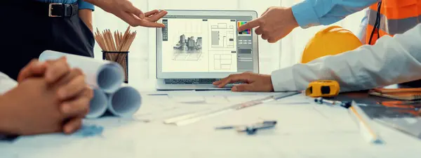 Engenheiro Arquiteto Trabalhando Juntos Brainstorming Projetando Projeto Usando Laptop Trabalhando — Fotografia de Stock