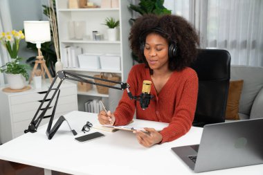 Güzel Afrikalı kadın sunucu kanalı çevrimiçi yayın yoluyla konuşuyor pazarlama öğretiyor, dinleyicileri canlı ya da çevrimiçi. İş yerindeki herhangi bir yer kavramı. Tatlandırıcı.
