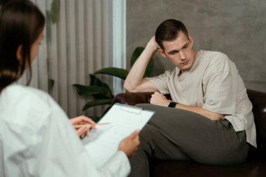 Stresli ve depresif bir hasta zihinsel hastalığı ve depresyonu olan psikiyatristten terapi sırasında yardım istiyor. Akıl sağlığı ve tıbbi bakım konsepti. Açılıyor