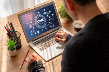 CRM işletme ve işletme için modern bilgisayarda müşteri ilişkileri yönetim sistemi