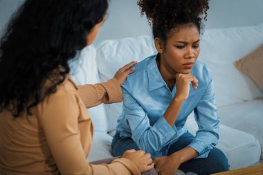 Travma sonrası stres bozukluğu olan üzgün bir kadın psikoloğu, depresyon ya da kalp yetmezliğinden sonra üzüntülü bir ruh sağlığı terapisi görüyor. Hayal kırıklığına uğramış genç bir kadın klinikteki duygular hakkında bir psikologla konuşuyor.