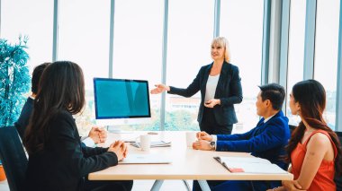 Konferans odasındaki iş adamları yeşil ekran krom anahtar televizyonlu ya da ofis masasında bilgisayar olan kişiler. Çeşitli iş adamları ve iş kadınları video konferansında görüşüyorlar. Jivy