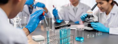 Kendini adamış bir grup bilim adamı kimyasal deneyler ve tıp laboratuarında aşı ilacı veya antibiyotiği geliştirmek için çığır açan bir araştırma yürütüyorlar. İlaç ve biyokimya laboratuvarı. Neoterik