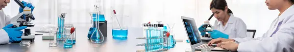 Grupa Dedykowanych Naukowców Przeprowadza Eksperymenty Chemiczne Badania Laboratorium Medycznym Jako — Zdjęcie stockowe