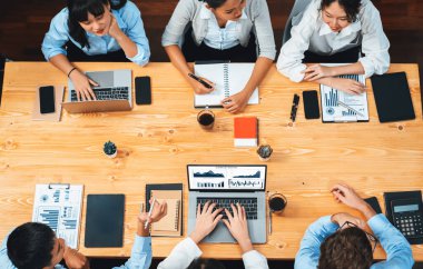 Panorama üst düzey iş analist grubu toplantı masasındaki finansal veri raporunu analiz ediyor. İş zekası analizine göre çizelge ve grafik paneli. Çok titiz.