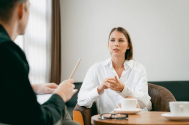 Psikolojik konsültasyon zihinsel problemde iyileşme kaydediyor. Psikiyatrist akıl hastalığı teşhisi koyarken mutlu genç bayan hasta terapi seansı yapıyor. Açılıyor