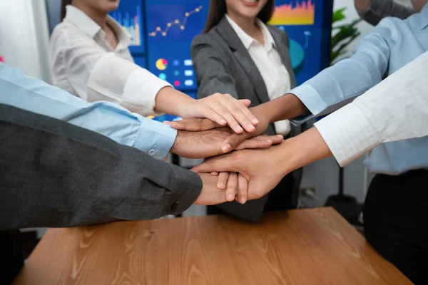Büroangestellte Mit Mehreren Rassen Zeigen Solidarität Teamarbeit Und Vertrauen Eine — Stockfoto