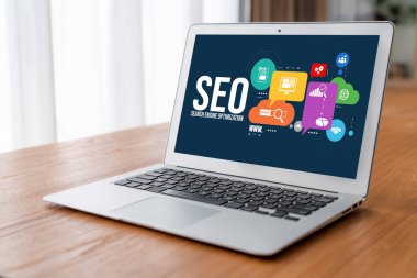 Model e-ticaret için SEO arama motoru optimizasyonu ve bilgisayar ekranında gösterilen çevrimiçi perakende işi