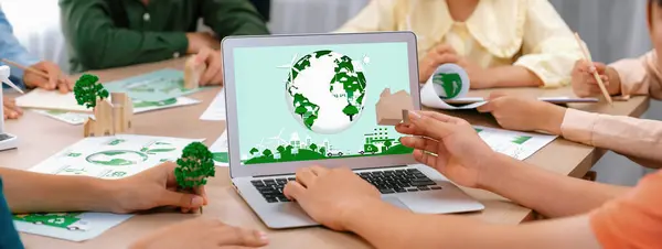 Logo Green City Wyświetlane Laptopie Spotkaniu Biznesowym Zespół Prezentujący Zielony — Zdjęcie stockowe