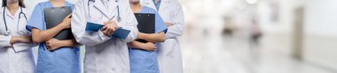 Doktor hemşiresi ve sağlık uzmanı olan kendine güvenen tıbbi ekip bulanık hastane koridorundaki insanları mesleklerine yönlendiriyor. Panoramik pankartta tıbbi ve sağlık hizmetleri topluluğu. Neoterik
