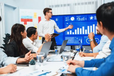 Ofiste sunum ya da analist ekibiyle toplantı odasında mali verileri analiz etmek için BI Fintech 'i kullanmak. İş adamları stratejik planlama için TV ekranında BI gösterge panelini inceliyor.
