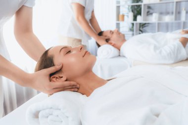 Kafkasyalı çift stres önleyici kafa masajının keyfini çıkarıyor ve lüks otellerde ya da otel spa salonlarında gündüz kaplıcalarında yüz güzelliği eğlencelerini şımartıyor. Sessiz.
