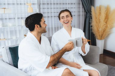 Güzellik ya da vücut bakımı güzellik salonu yaşam tarzı konsepti. Lüks otel kaplıcalarında ya da otel odasında, bornoz giyip rahatlayan bir çift. Tatil ve boş zaman rahatlığı. Sessiz.