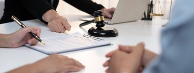 Çiftler boşanma davası açıyor ve ayrıldıktan sonra mülkleri bölüşmek için hukuk firmasından yardım istiyorlar. Anlaşma görüşmesinde avukatın yükümlülükler sözleşmesi yardımı. Panorama Katı