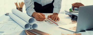 Çalışma masasının iç mimar tasarımcısı evin iç planlarını tasarlıyor ve ruh hali kurulu örneklerini seçiyor. Ev yenileme ya da tasarım konsepti için yaratıcı el çizimi planı. İçgörü