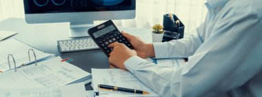 Ofis masasında hesap makinesi olan şirket denetçisi bütçesini hesaplıyor. Muhasebe şirketinin özel muhasebecisi gelir tahmini için finansal belgeleri analiz ediyor. İçgörü