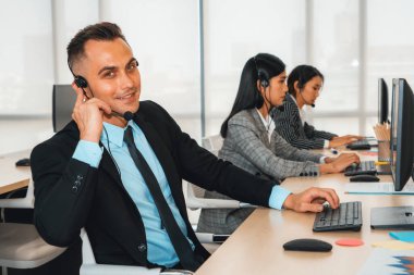 Ofiste çalışan kulaklık takan işadamları uzak müşteri ya da meslektaşlarını desteklemek için çalışıyorlar. Çağrı merkezi, tele pazarlama, müşteri destek acentesi telefon görüşmesinde hizmet sağlıyor. Jivy